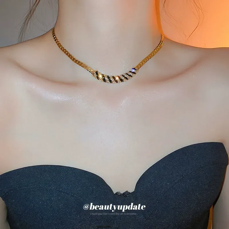 Metal heavy design necklace retro classic striped clavicle necklace trendy diamond-studded luxury necklace for women