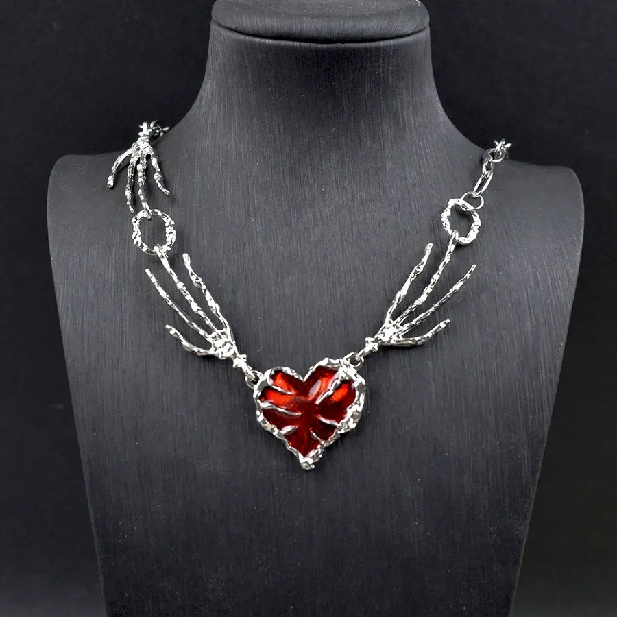 Dark red oil drop necklace with exaggerated design claw splicing heart clavicle chain