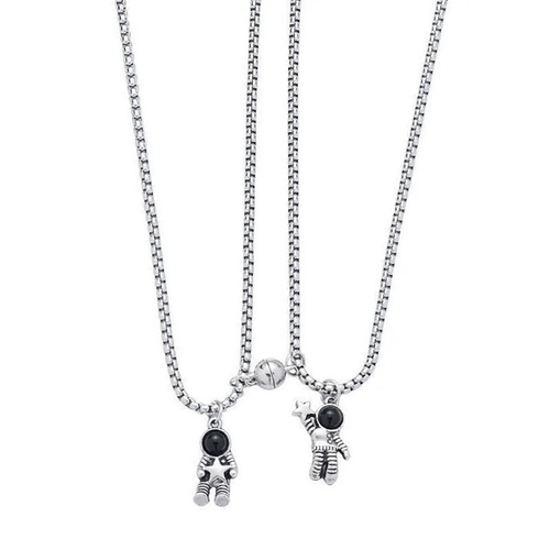 Magnetic astronaut couple necklace, perfect as a gift for your bestie