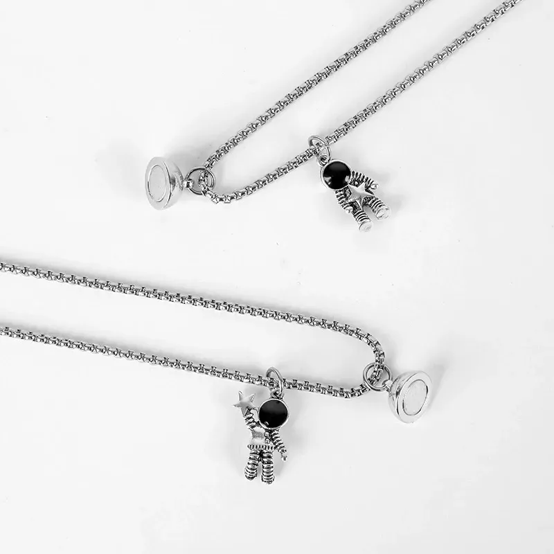 Magnetic astronaut couple necklace, perfect as a gift for your bestie