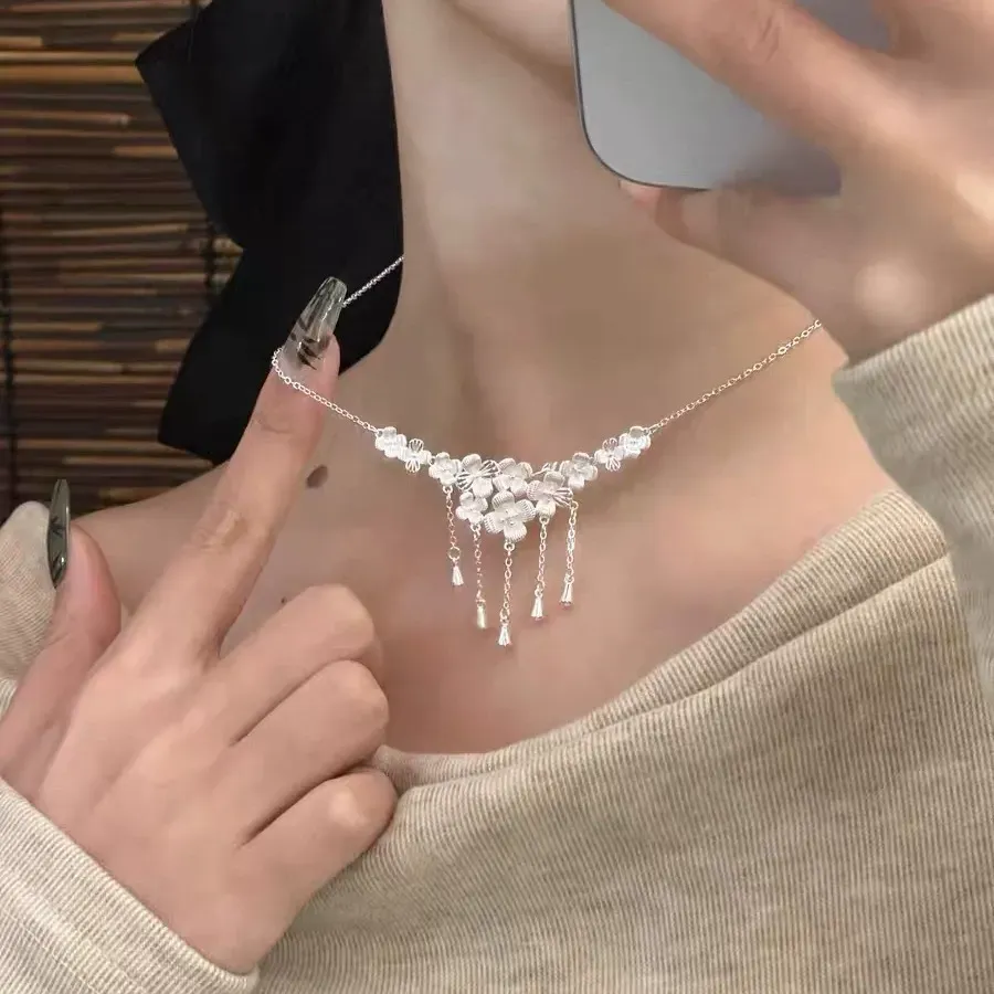 Exquisite and high-end tassel plum blossom necklace for women