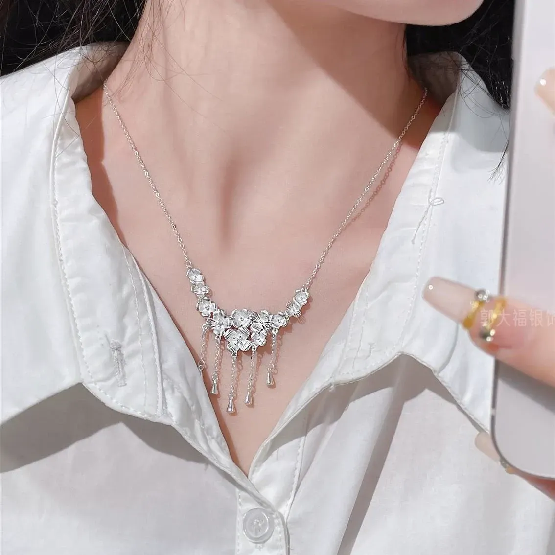 Exquisite and high-end tassel plum blossom necklace for women