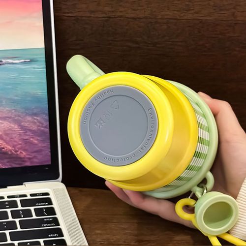 Insulated water bottle with straw, suitable for both hot and cold drinks, made of 304 stainless steel with handle.