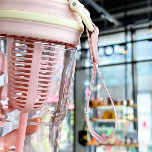 Large-capacity dual-drink plastic cup, stylish and cute tea and water separation design, portable straw cup for summer.