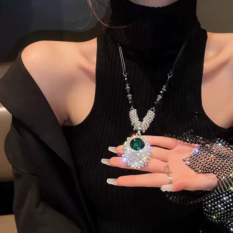 Fashionable and versatile green crystal pendant necklace
