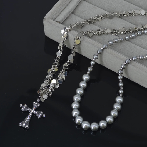 Personalized double-layer clavicle chain, fashionable and sophisticated necklace for women.