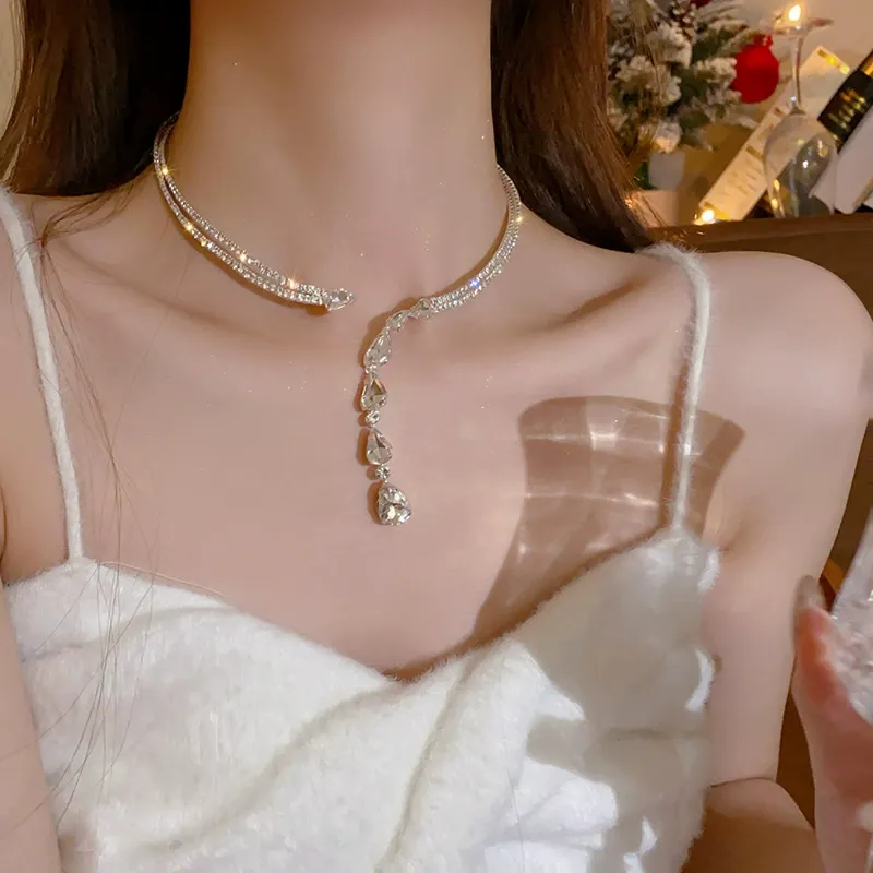Zircon teardrop choker necklace, a versatile and elegant accessory