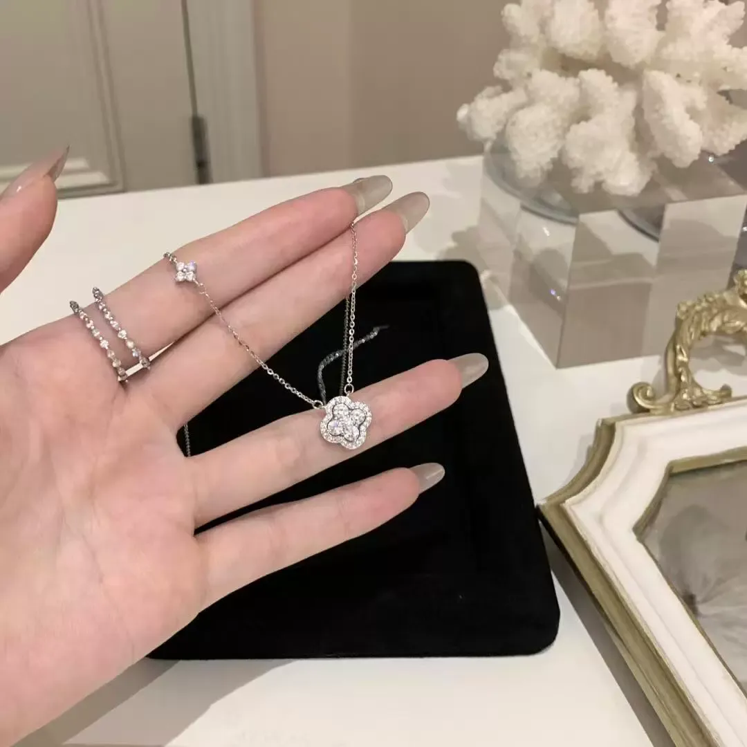Flashing four-leaf clover zircon necklace Titanium steel non-fading clavicle chain