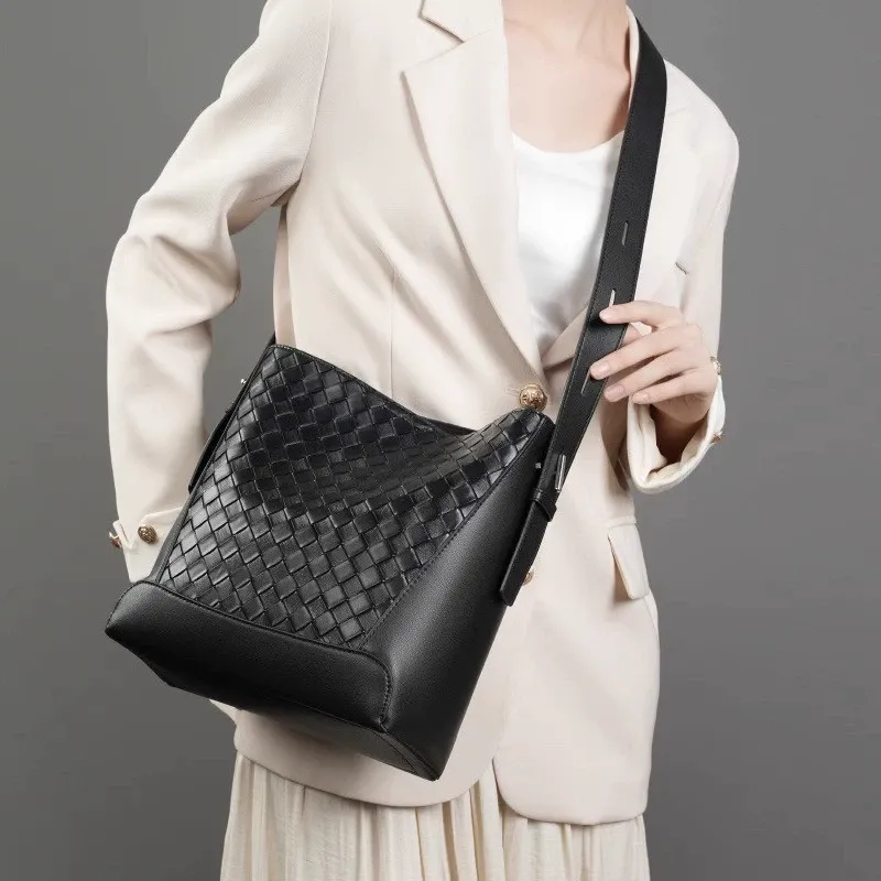 Versatile commuter bucket bag wide shoulder strap hand-woven tote bag women's shoulder