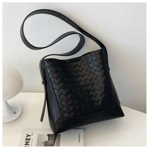 Versatile commuter bucket bag wide shoulder strap hand-woven tote bag women's shoulder