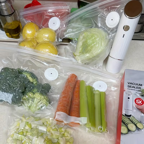 Portable Electric Smart Vacuum Sealer, Equipped with Food Storage Bags And a Mini Electric Pump Vacuum Machine, Suitable for Vacuum Sealing And Preserving Items at Home, During Camping, And While Traveling.