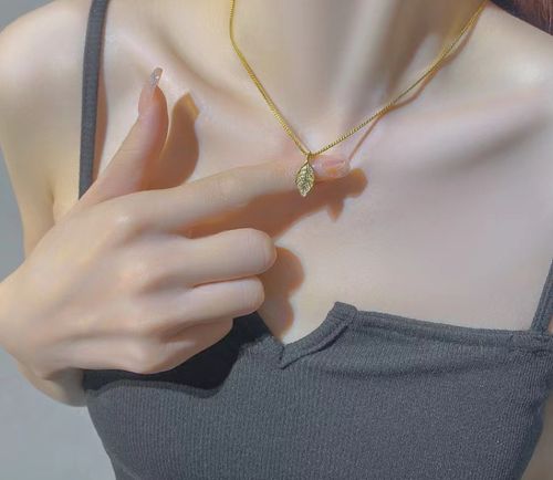 Elegant Rhinestone Tree Leaf Pendant Necklaces for Women Shiny Zircon Stainless Steel Metal Leaves Choker Simple Clavicle Chain