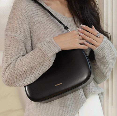 🖤 Where Elegance Meets Everyday 🖤 Luxury Looks. Daily Function. Zero Compromise.  Step into timeless style with our Minimal Luxe Shoulder Bag — ✨ Sleek two-tone design for effortless pairings ✨ Spacious interior for all your essentials ✨ Chic tassel & charm detailing ✨ Premium leather-look finish — soft, structured, and built to last  🎯 Perfect for work, weekends, and everything in between.