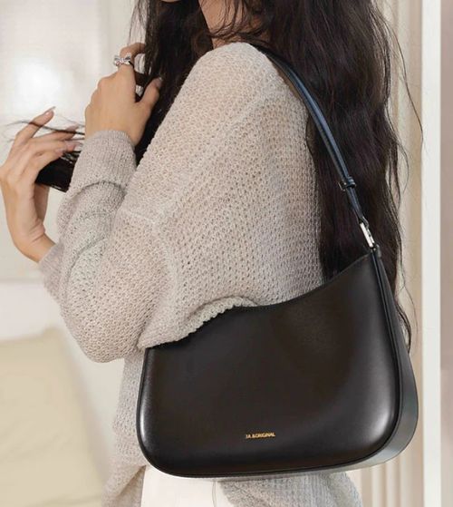 🖤 Where Elegance Meets Everyday 🖤 Luxury Looks. Daily Function. Zero Compromise.  Step into timeless style with our Minimal Luxe Shoulder Bag — ✨ Sleek two-tone design for effortless pairings ✨ Spacious interior for all your essentials ✨ Chic tassel & charm detailing ✨ Premium leather-look finish — soft, structured, and built to last  🎯 Perfect for work, weekends, and everything in between.