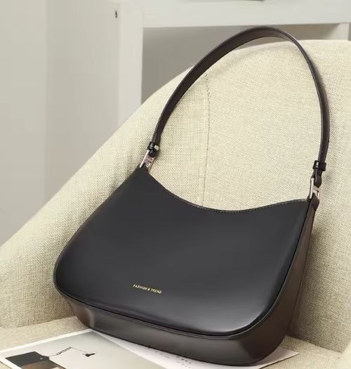 🖤 Where Elegance Meets Everyday 🖤 Luxury Looks. Daily Function. Zero Compromise.  Step into timeless style with our Minimal Luxe Shoulder Bag — ✨ Sleek two-tone design for effortless pairings ✨ Spacious interior for all your essentials ✨ Chic tassel & charm detailing ✨ Premium leather-look finish — soft, structured, and built to last  🎯 Perfect for work, weekends, and everything in between.