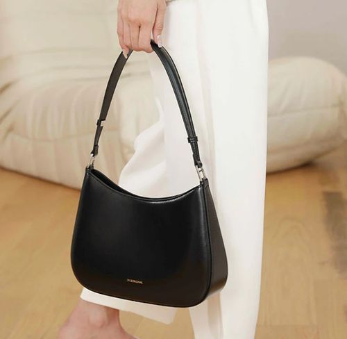 🖤 Where Elegance Meets Everyday 🖤 Luxury Looks. Daily Function. Zero Compromise.  Step into timeless style with our Minimal Luxe Shoulder Bag — ✨ Sleek two-tone design for effortless pairings ✨ Spacious interior for all your essentials ✨ Chic tassel & charm detailing ✨ Premium leather-look finish — soft, structured, and built to last  🎯 Perfect for work, weekends, and everything in between.