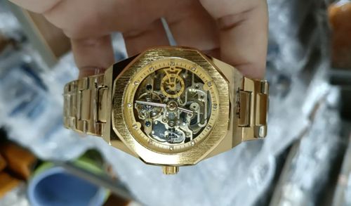 Relógio masculino de polígono dourado