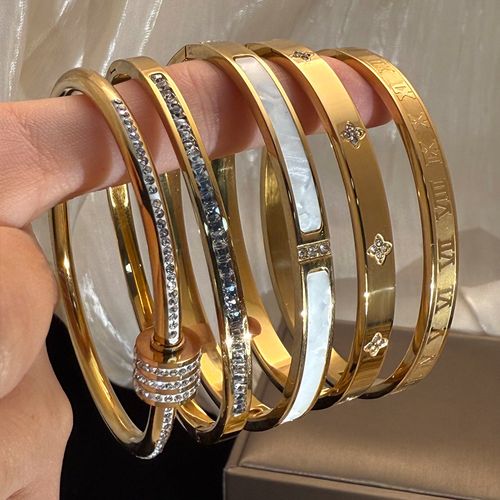 LuxeGlow 5-Piece Gold Bangle Collection 👑✨