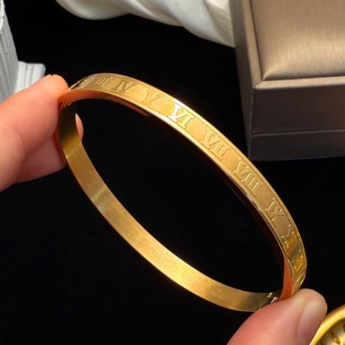 LuxeGlow 5-Piece Gold Bangle Collection 👑✨