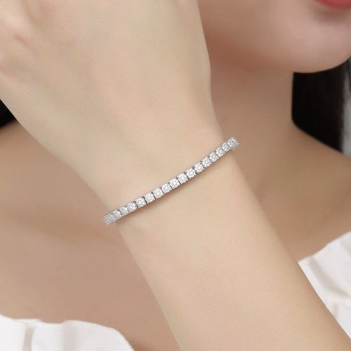 Dainty Moissanite Bracelet - Minimalist Luxury Design | Unique Elegant Jewelry for New Year Gift