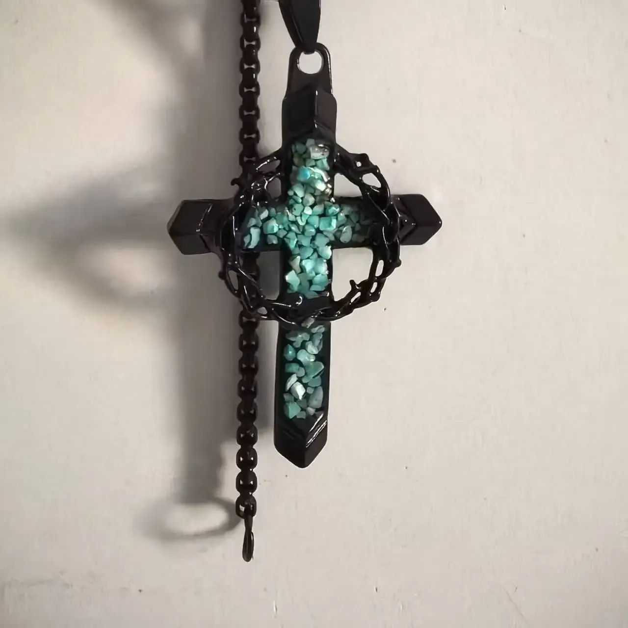 1Pcs Black Thorn Wrapped Cross Pendant Necklace Turquoise Chip Inlay Cross Necklace Vintage Gothic Mens Chain Jewelry