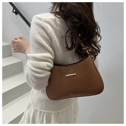 Simple solid color zipper shoulder bag