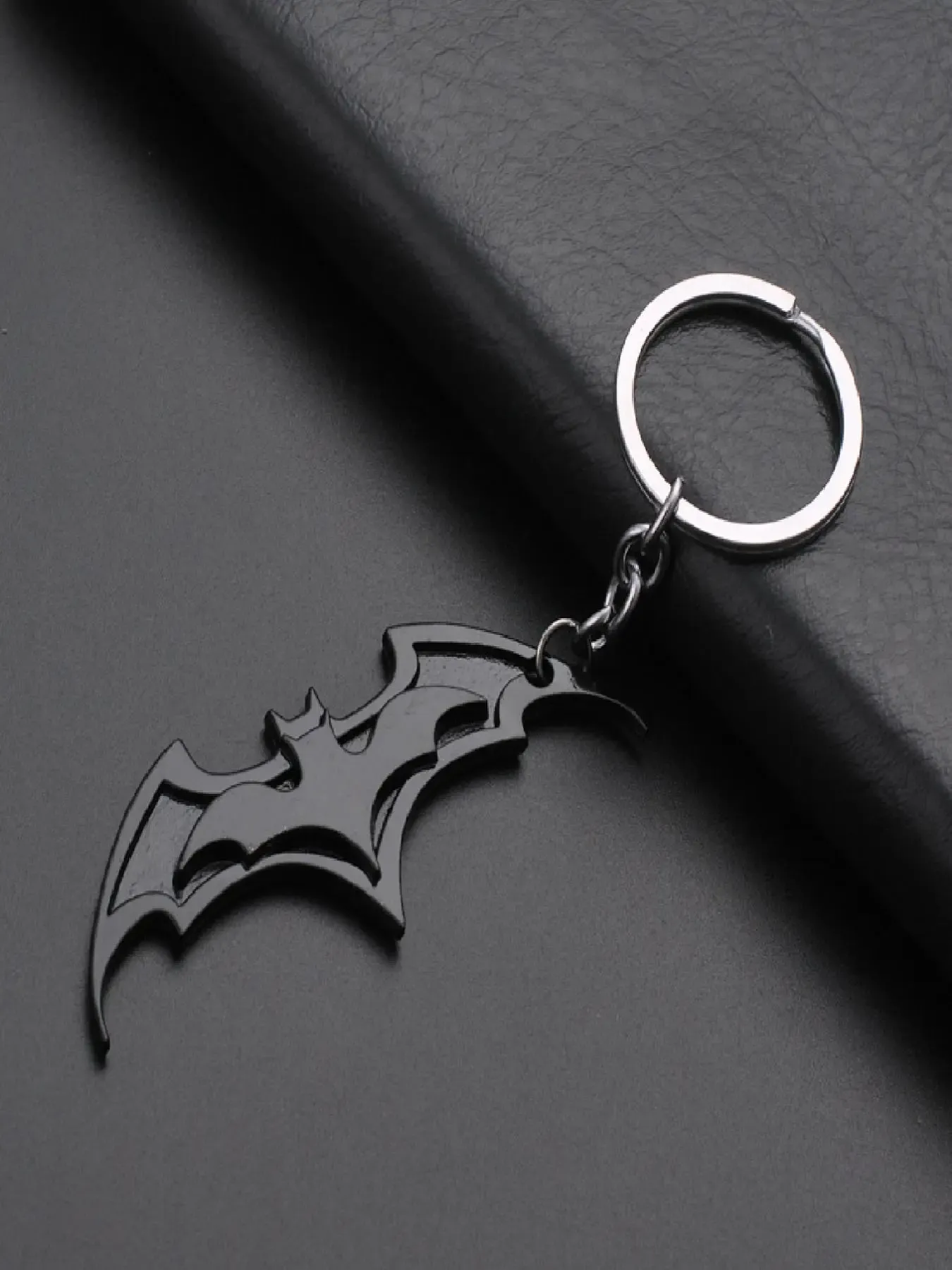 Random Color Bat-Style Keychain, Creative Fashion Alloy Keychain for Unisex, Daily Versatile Accessory, Ideal Birthday Gift