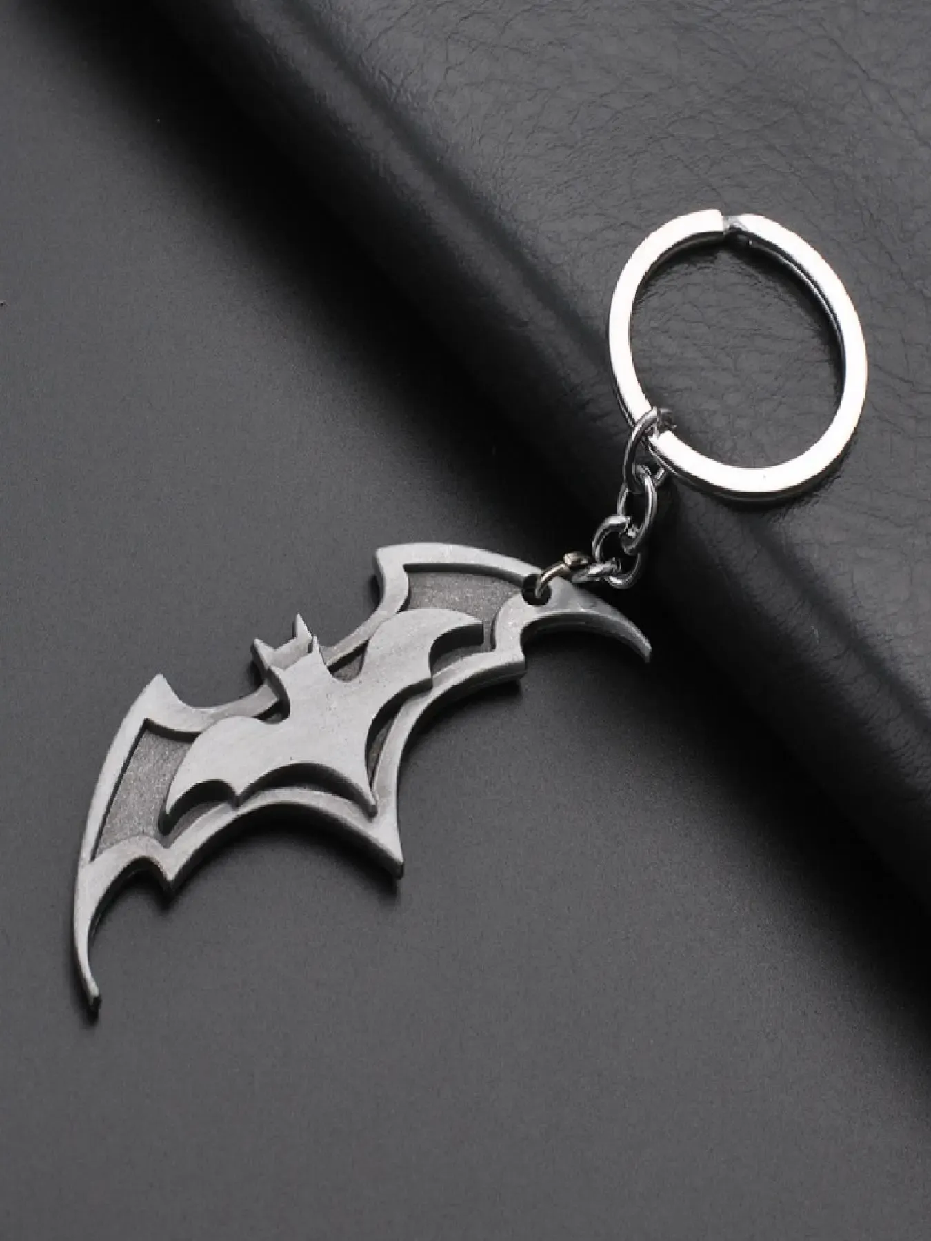 Random Color Bat-Style Keychain, Creative Fashion Alloy Keychain for Unisex, Daily Versatile Accessory, Ideal Birthday Gift