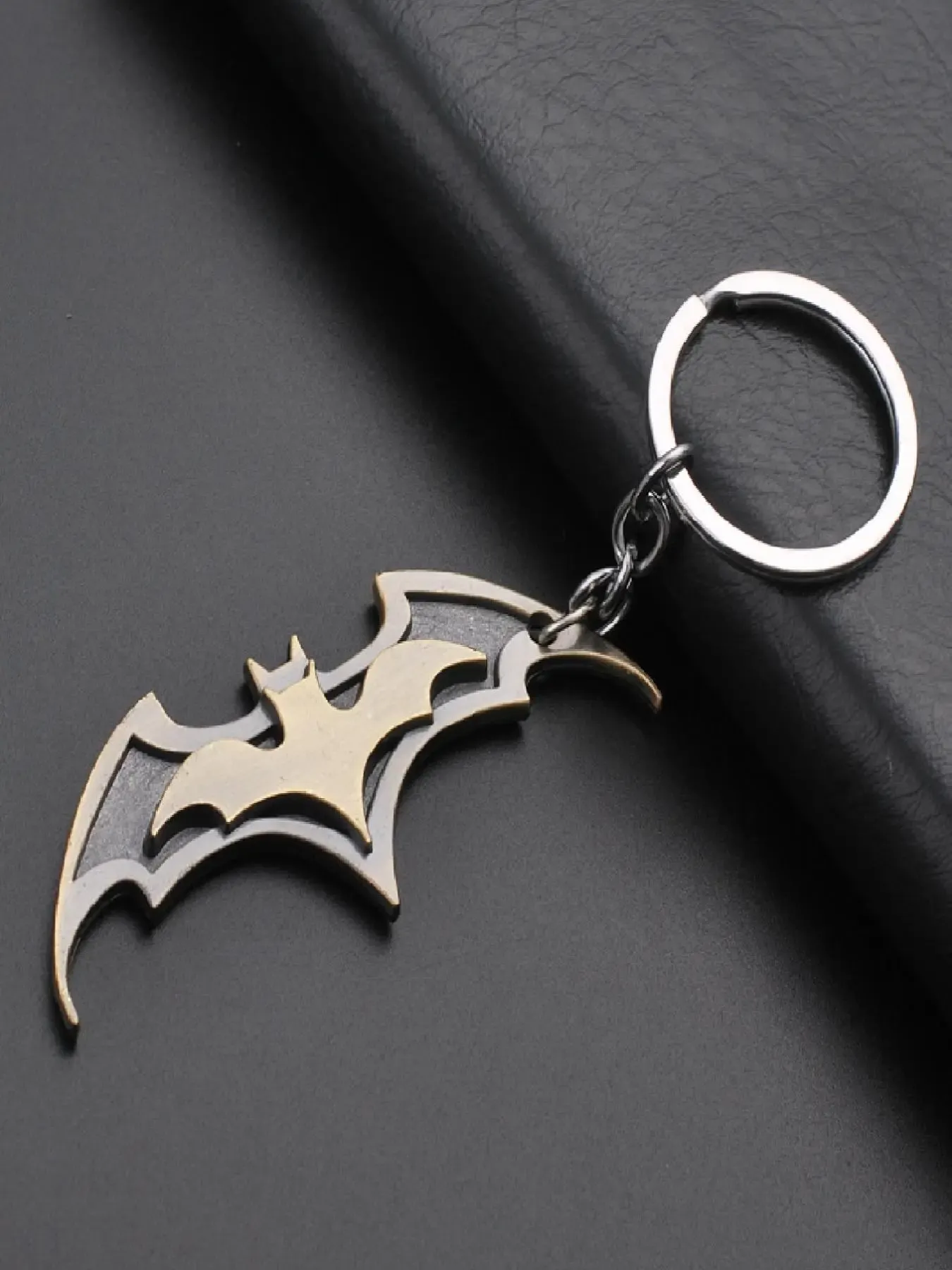 Random Color Bat-Style Keychain, Creative Fashion Alloy Keychain for Unisex, Daily Versatile Accessory, Ideal Birthday Gift