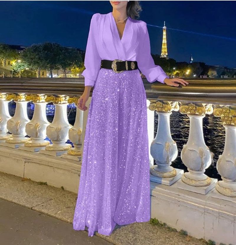 Elegáns hosszú ujjú, V-nyakú blúz és bő szárú, flitteres overál