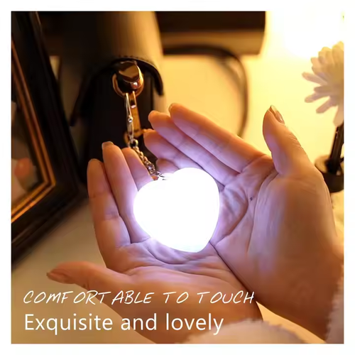 Cuteness and practicality in one! The heart - shaped small lamp💡 Your new favorite for the bag✨