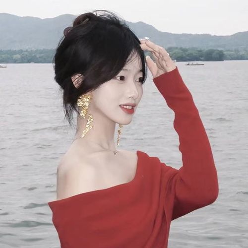 Holiday style flower gold tassel earrings for women, light luxury, niche, exaggerated, and grand. Earnail design adds a touch of elegance to the face. Small earrings