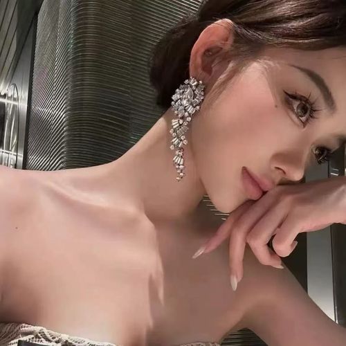 Super sparkling crystal tassel exaggerated earrings, women's light luxury high-end feeling, banquet party earrings, goddess style temperament earrings