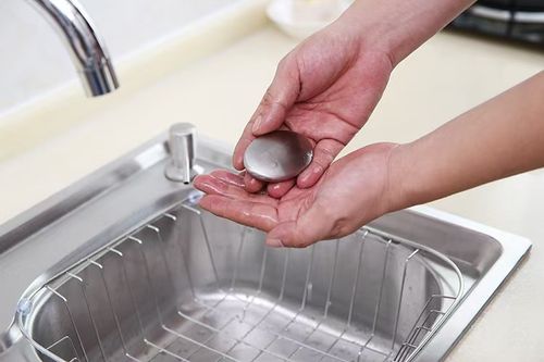 Stainless steel soap is a perfect tool for removing odors and unpleasant smells in the refrigerator. Steel soap can eliminate garlic and fishy odors