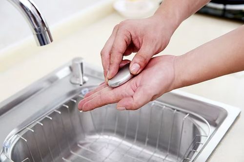 Stainless steel soap is a perfect tool for removing odors and unpleasant smells in the refrigerator. Steel soap can eliminate garlic and fishy odors