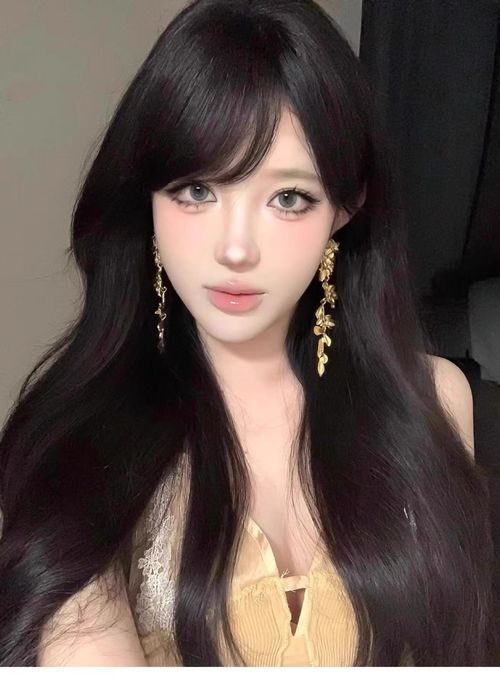 Holiday style flower gold tassel earrings for women, light luxury, niche, exaggerated, and grand. Earnail design adds a touch of elegance to the face. Small earrings