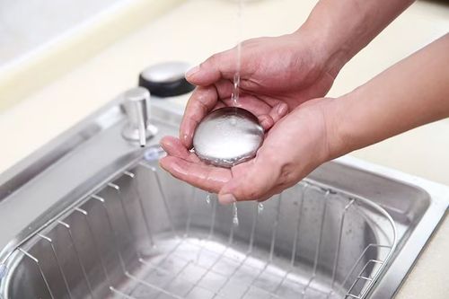 Stainless steel soap is a perfect tool for removing odors and unpleasant smells in the refrigerator. Steel soap can eliminate garlic and fishy odors