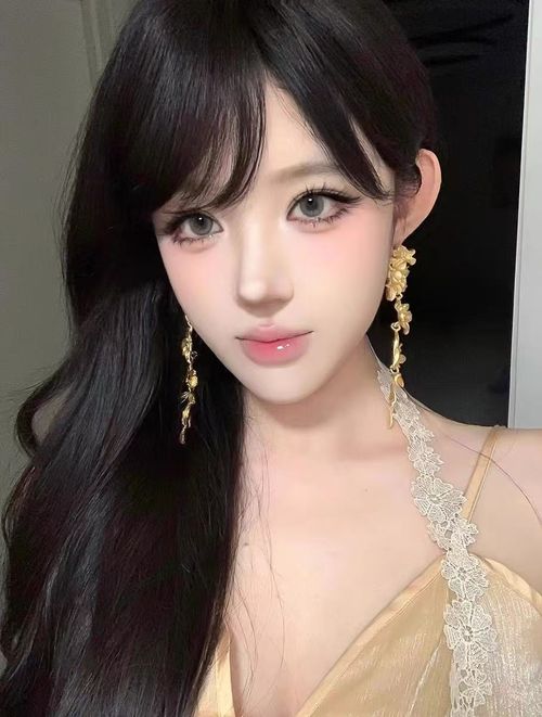Holiday style flower gold tassel earrings for women, light luxury, niche, exaggerated, and grand. Earnail design adds a touch of elegance to the face. Small earrings