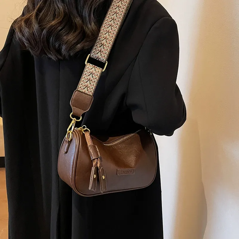 Boston bags are popular this year, and the new wide-band pillow bags are retro in autumn and winter.