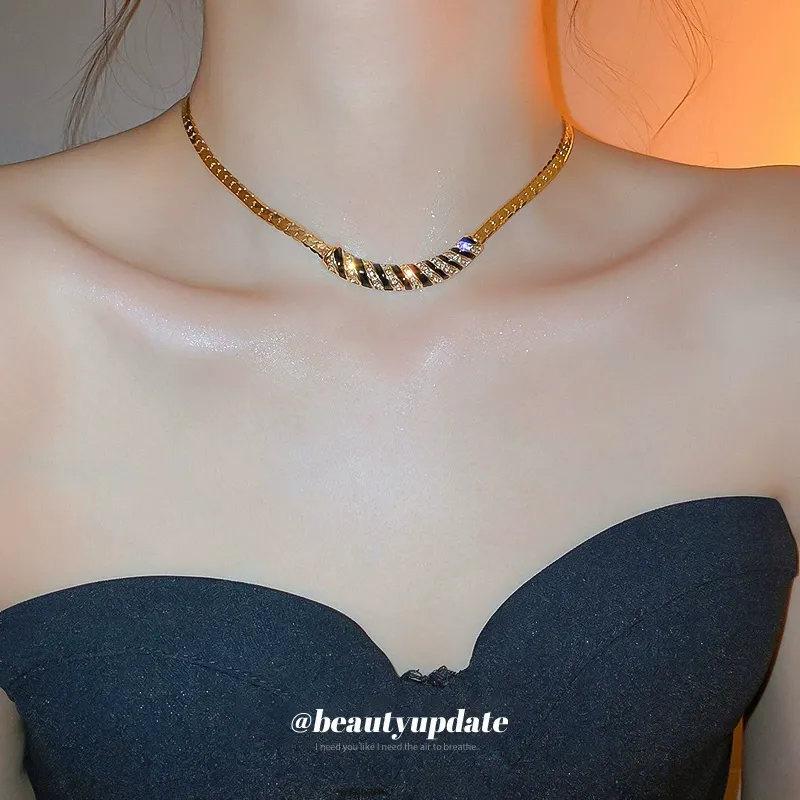 Metal heavy design necklace retro classic striped clavicle necklace trendy diamond-studded luxury necklace for women