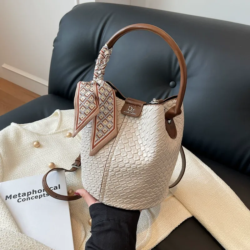 2025 Internet celebrity new commuter retro bag women's handbag woven bucket bag niche