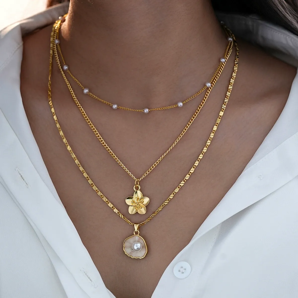 Temperament pearl multi-layer clavicle chain, shell pendant 3-piece gold-plated necklace