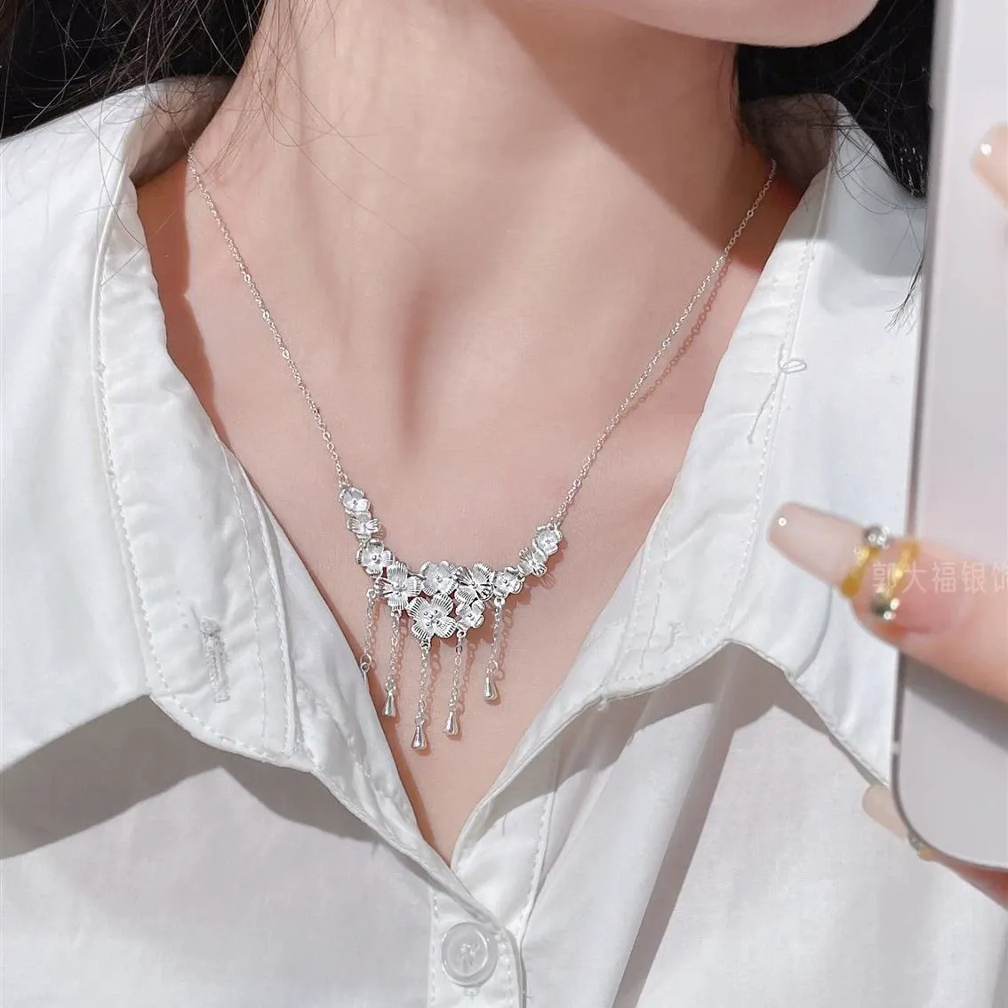 Exquisite and high-end tassel plum blossom necklace for women