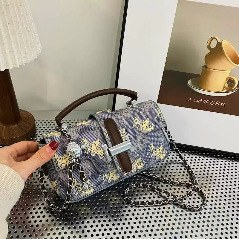 High-end retro chain bag for women 2025 new style niche high-end small square bag messenger bag（ Delivery in 3 days ）