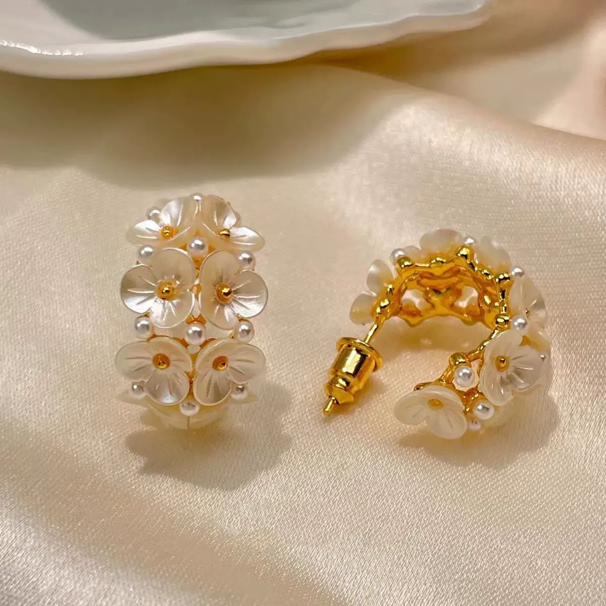 Light luxury and elegant shell flower earrings