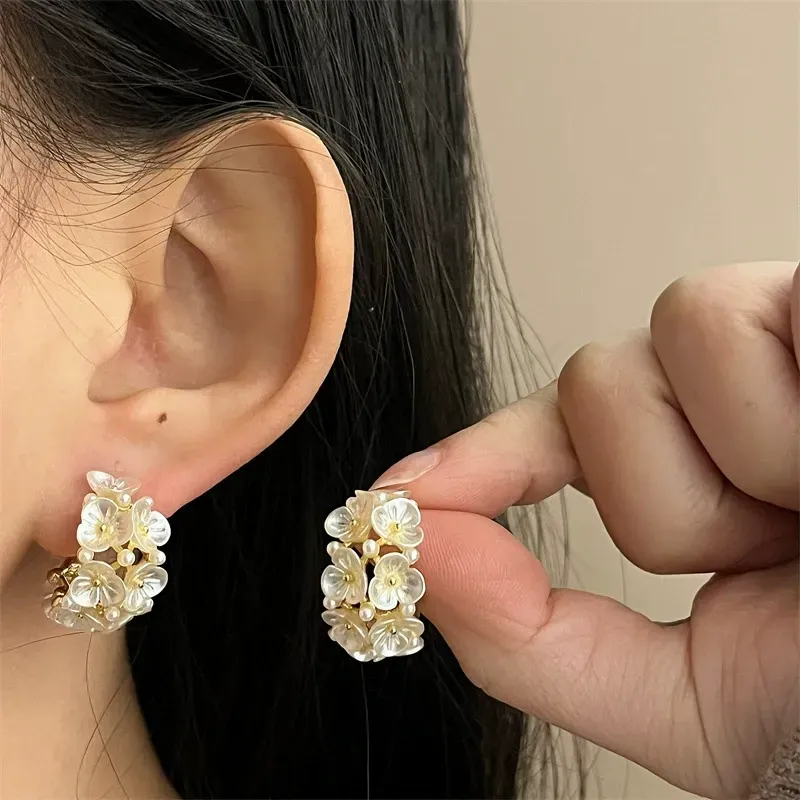 Light luxury and elegant shell flower earrings
