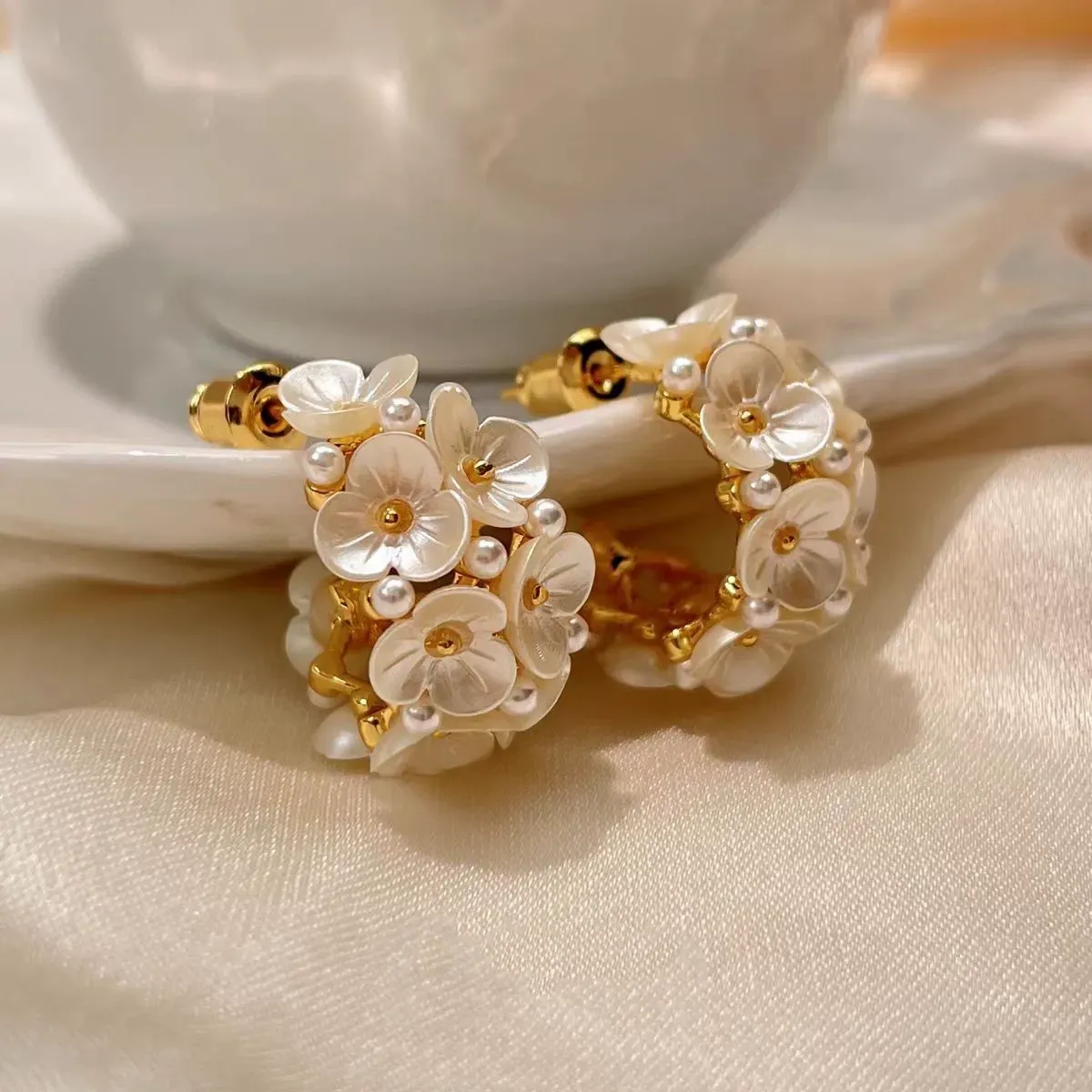 Light luxury and elegant shell flower earrings