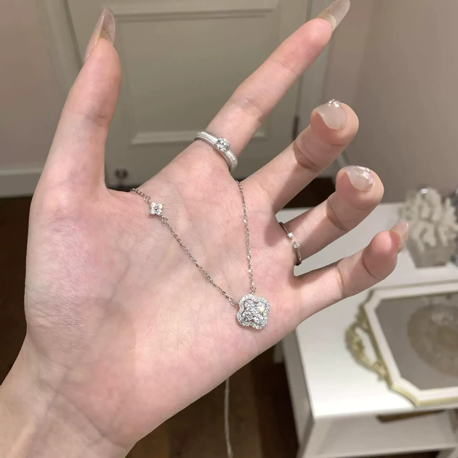 Flashing four-leaf clover zircon necklace Titanium steel non-fading clavicle chain