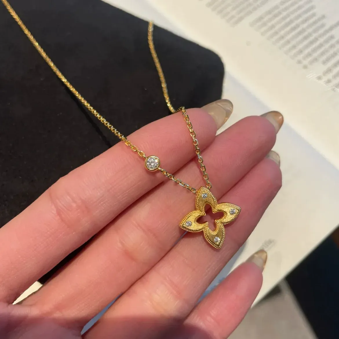 Light luxury four-leaf clover necklace for women ins style all-match clavicle chain