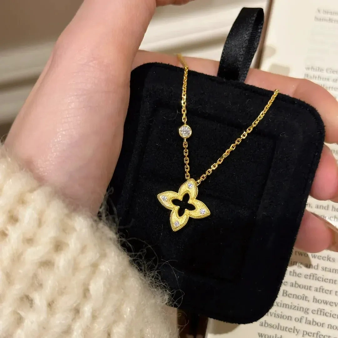 Light luxury four-leaf clover necklace for women ins style all-match clavicle chain